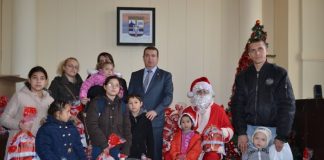 Gradonačelnik Prokuplja podelio novogodišnje paketiće deci