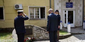 policajci-polažu-venac-na-spomenik