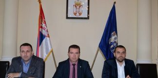 ZA PUTNU INFRASTRUKTURU U PROKUPLJU 160 MILIONA DINARA OVE GODINE tri-coveka-sede-za-stolom