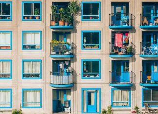 zgrada-plavi-prozori