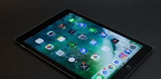 tablet-ekran-svetli