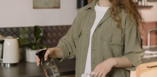 devojka-čisti-radnu-površinu