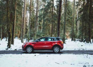 Kako pripremiti automobil za zimu? crveni-automobil-na-putu-medju-snegom