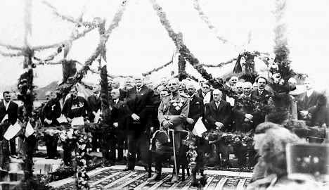 Kralj Aleksandar Karađorđević i Nikola Uzunović na otkrivanju spomenika Topličanima Fotodokumentacija Narodnog muzeja u Prokuplju