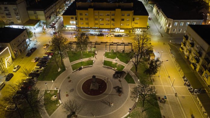 Fotografija dana: Centar Kuršumlije noću