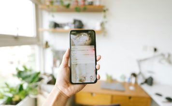 Kako digitalni sadržaji utiču na svakodnevne navike? ruka-mobilni-telefon-macka
