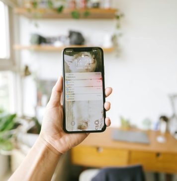 Kako digitalni sadržaji utiču na svakodnevne navike? ruka-mobilni-telefon-macka