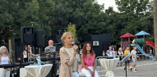 Poezija, muzika i humor ispunili Gradski trg u Kuršumliji