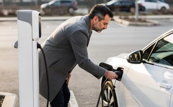 Šta vozači treba da znaju pre kupovine električnog automobila? muskarac-elektricni-auto-punjac